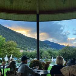 will mer (also iich und miin Handlanger Susanne) so gschaffet hend, gits e Pizza "über d'Gass"