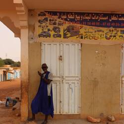 Cheikh vor dem Eisenwarenladen