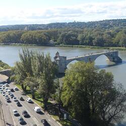 Die Pont d'Avignon über der Rhone wurde durch Hochwasser oft zerstört, man gab den Neubaufbau auf
