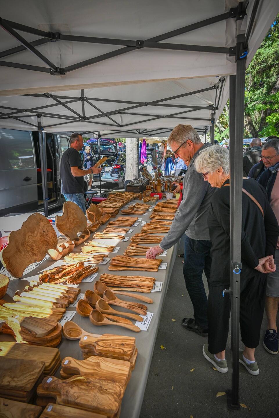 Marknaden i Arles, Ylva och Göran har visst hittat något