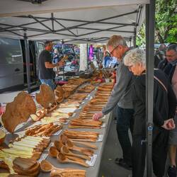 Marknaden i Arles, Ylva och Göran har visst hittat något