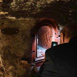 Seppo undersöker de gamla vinbehållarna i sten som rymmer 20.000 liter