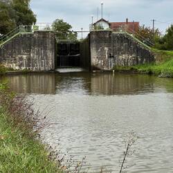 Now following the Canal Centrale