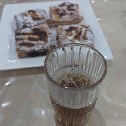 Wärmer Mandelkuchen und Tee