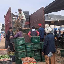 Markt - die Ware wird abgeladen