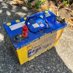 Auch die Batterie trägt noch Dreck von der Gibb River Road