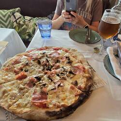 Lunchtime! When you just fancy a pizza. Restaurant El Topo on the cathedral plaza