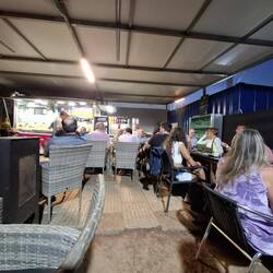 Es ist voll, das Personal überfordert, hektisch und unfreundlich.