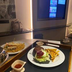 Fooood ins Zimmer bestellt 🍟🍔🥪