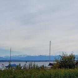 Mit Blick auf den Ammersee und die Alpen
