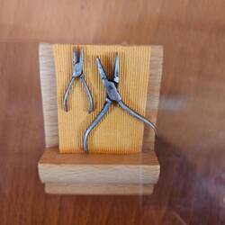 Links kleinste Zange