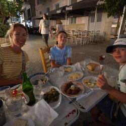 La vie nocturne est très animée à Athènes. Au menu, poisson grillé et Tzaziki