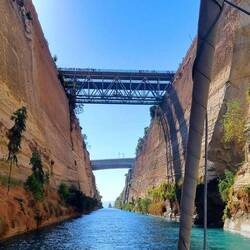 Le canal de Corinthe et ses 80 mètres de falaises verticales