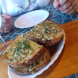 Das Knoblauchbrot macht seinem alle Ehre