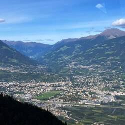 Blick uf Meran, Dorf Tirol und rächts am Hang Schenna