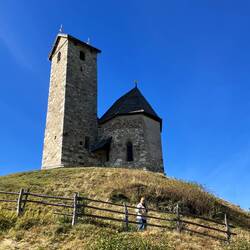 dänn no churze Uufstieg zum St. Vigilius Kirchl