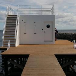 In der Box ist eine großzügige Sauna mit Panoramafenster hinaus aufs Meer!