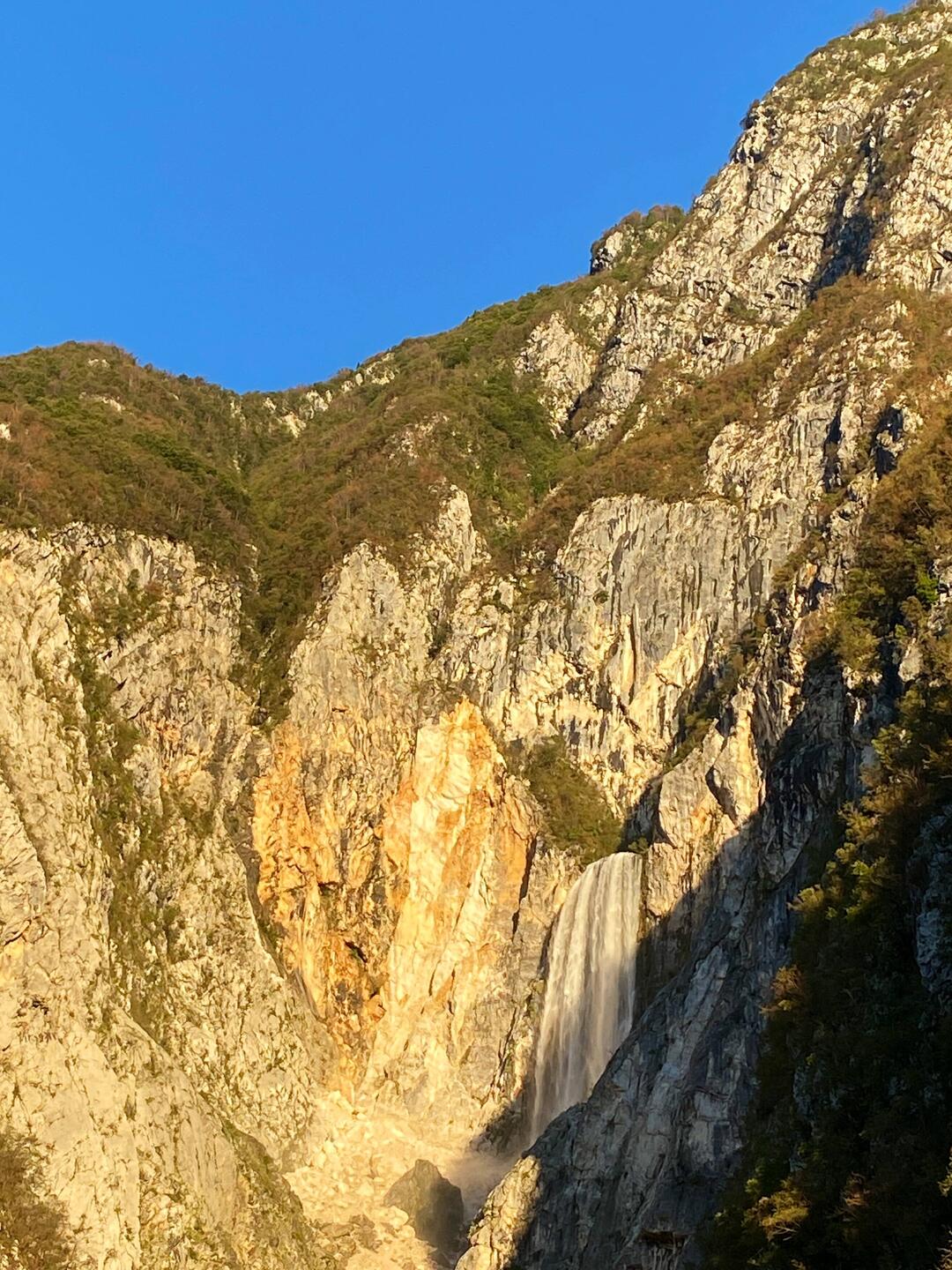 106m and fed straight oftge limestone. So much water in the rock - remember that this is the end of