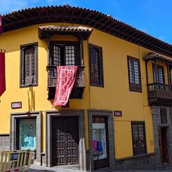 Historische Häuser, festlich geschmückt.