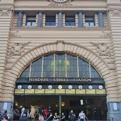 This is the place if you're going to meet someone. "Let's meet under the clock"