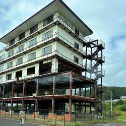 This hotel withstood the tsunami and the owner recorded the tsunami wave from the top floor.