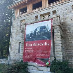 Irgendwie creepy dieses Haus im Wald... Zisi bekommt Schiss und fährt plötzlich schneller