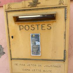 Am Briefkasten entnimmt Zisi, dass wir offenbar die Grenze einmal mehr überquert haben. 🇫🇷