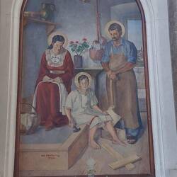 Spannend - der Zimmermanns-Sohn zimmert schon mal ein Kreuz, hinten im Fenster eine Kirche ...