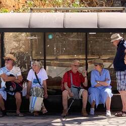 An der Bushaltestelle