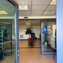 Man kann nich meckern: der Wartebereich der Polizia hat Klima + Getränkeautomat