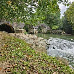 Romanische Steinbrücke in Ur Hertsi