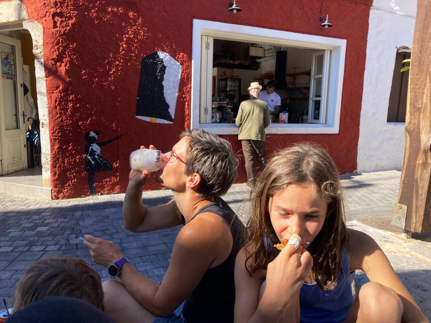 Cappuccino freddo mit einem "Bansky", der ans Osterfest erinnert
