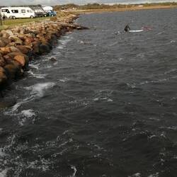 Die beiden Surfer waren gute 2 Std auf dem Wasser unterwegs. Es ist sooo windig und kalt.