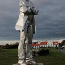 Ist es aber nicht... Tabita heißt diese über 4m hohe Statue hier im Hafen