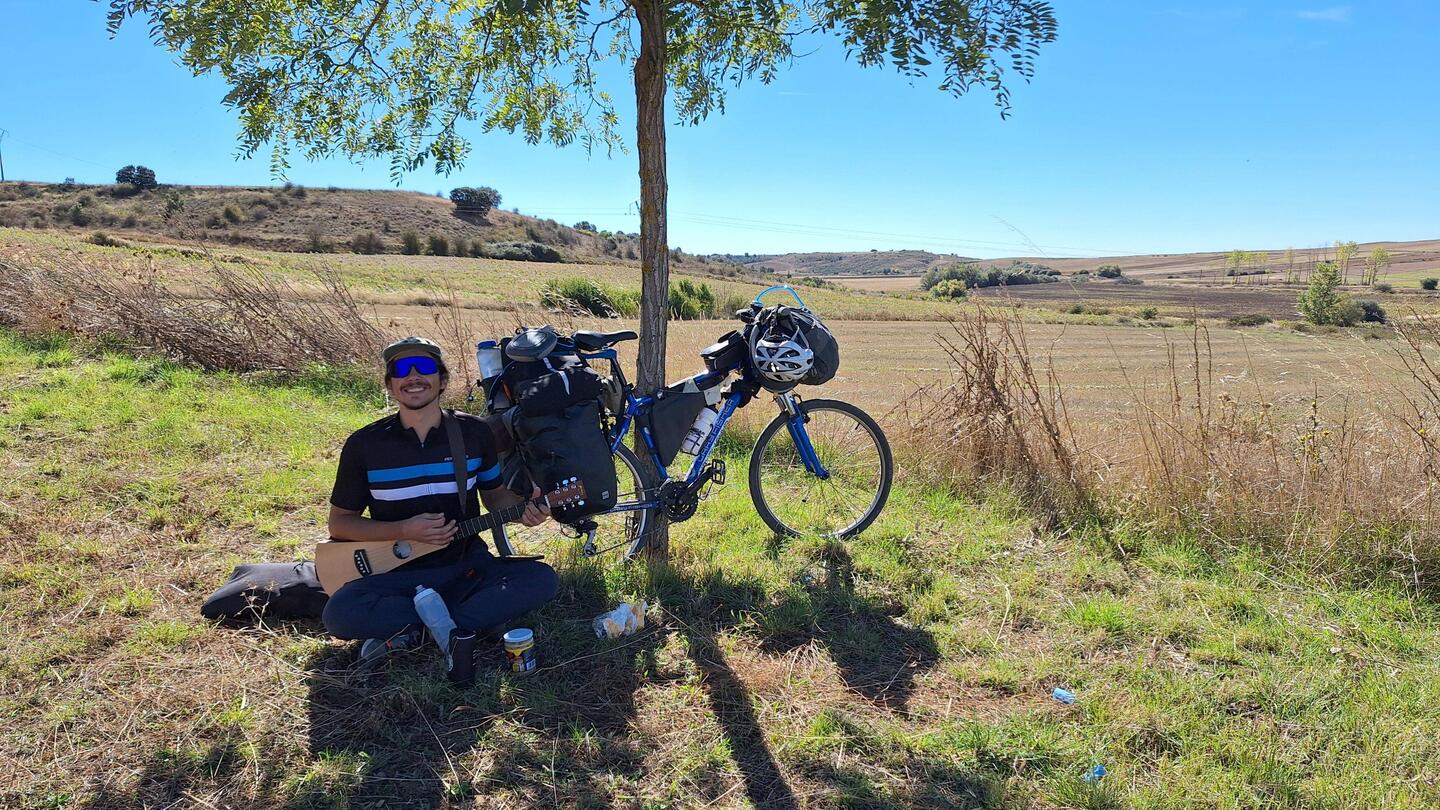 Very random, coming across this American cyclist singing under a tree.