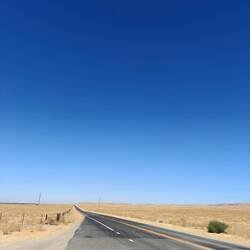 Ähnliche Kulisse wie in Nevada nur komplett ohne Wolken.