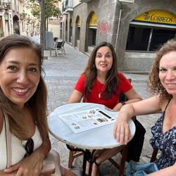 Con Carmen en una terracita