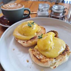 Egg Benedikt😊 Toastie( Muffin) pochiertes Ei, Sauce Hollandaise....zum Frühstück🤷
