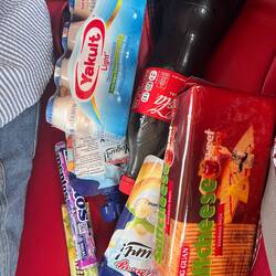 Da wir kein Frühstück hatten und es jetzt mittlerweile mittags war, haben wir diesen ganzen Junk gek