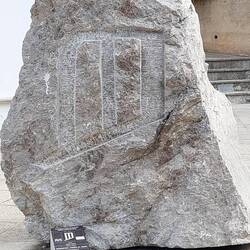 In der gesamten Gegend immer wieder Steine mit Buchstaben aus dem alten Alphabet