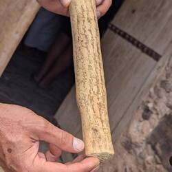 Auf Holzstäben erfolgte die Lagerführung