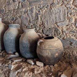 Krüge zum Lagern von Öl