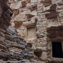 Über die eingelassenen Steinplatten sind die Kammern zu erreichen