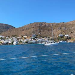 Der Hafen von Tilos ist belegt - also müssen wir heute in der Bucht vor dem Hafen Ankern