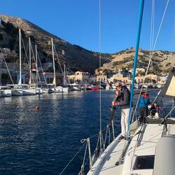 Früh legen wir ab, um vielleicht noch einen Platz im kleinen Hafen von Tilos zu ergattern