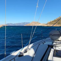 Die Durchfahrt zwischen Symi und Nimos erfordert Vollgas bei dem starken Gegenwind