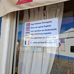 "Hier sprechen wir Deutsche" und alle anderen Sprachen der Touristen. 😎