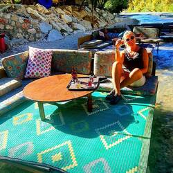 Tee mit Füsse im Wasser