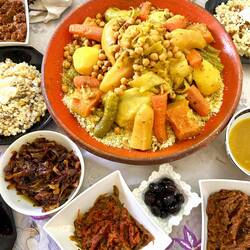 Traditionelles Couscous mit vielen Beilagen 😋