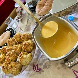 Fabelhafte Gemüsesuppe, dazu in Folienteig verpackte Pouletfüllung mit Honig getränkt - unglaublich!